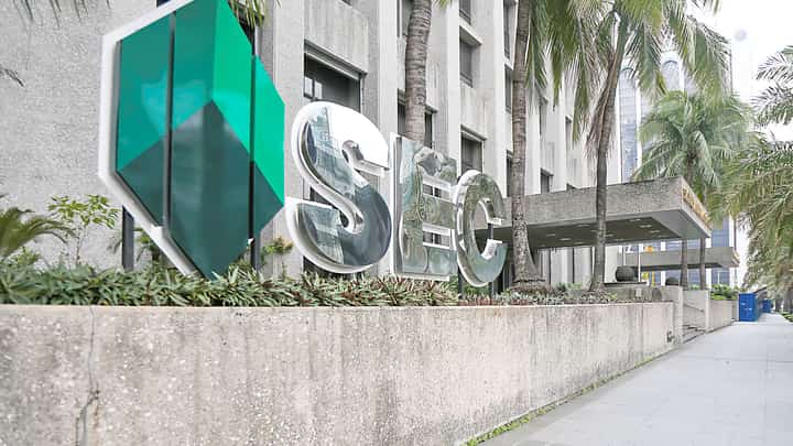 SEC shuts down XM, warns on Quantum Trust scams