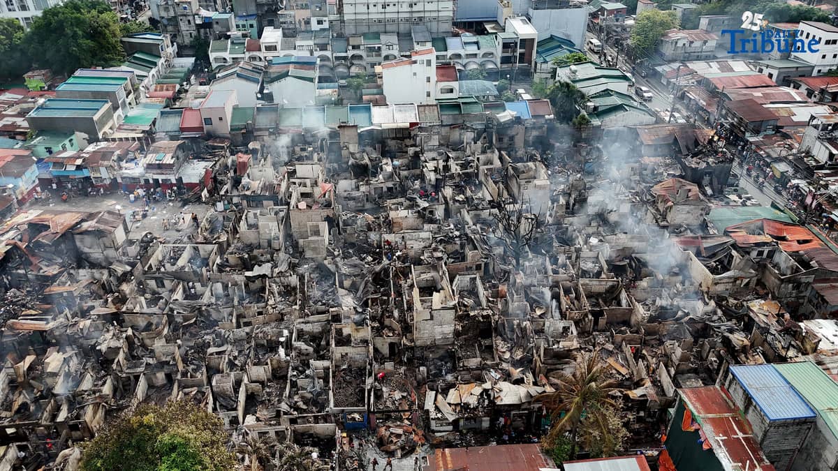 RESIDENTS of Barangay Pleasant Hills in Mandaluyong City were seen on Saturday, 13 December 2025, collecting reusable materials from the debris left by a fifth-alarm fire that broke out Friday night.
According to the Bureau of Fire Protection (BFP), the blaze affected around 230 families, or about 600 individuals. Three civilians were reported injured in the incident.