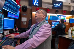 Global shares retain weakness over Fed outlook