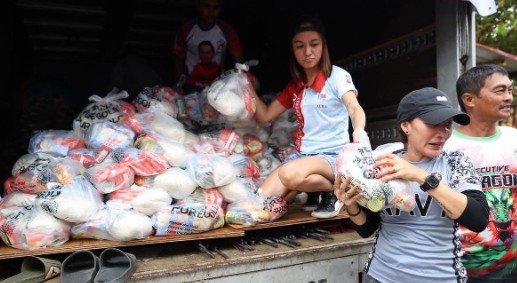 Bong Go gives aid to typhoon victims in Nasipit, Agusan del Norte 