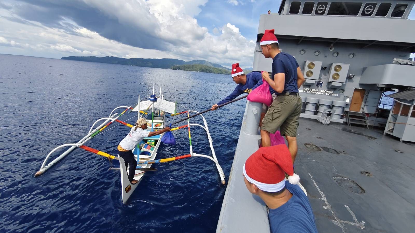 Navy ship distributes gifts to southern seas fisherfolk during patrol
