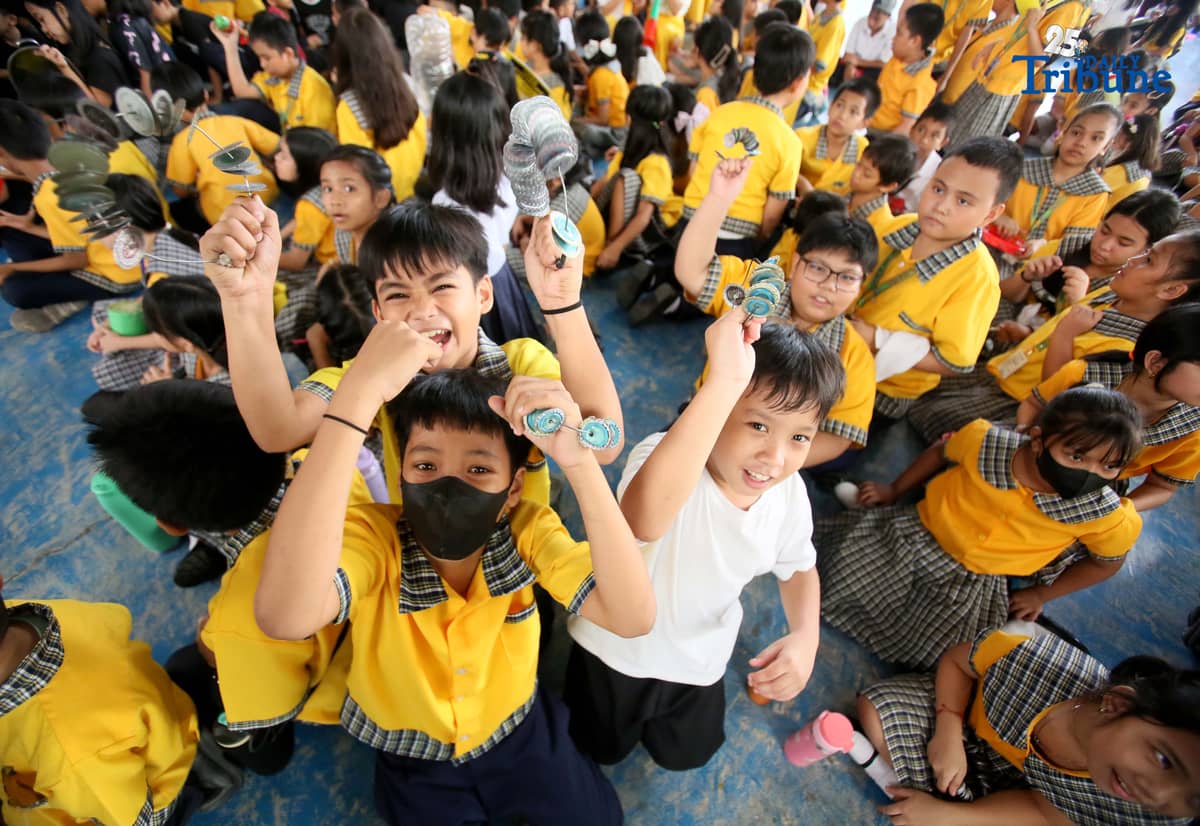 ECOWASTE Coalition, together with health professionals, government agencies, and environmental advocates, led the Iwas Paputok campaign at Pinyahan Elementary School to promote a safe, healthy, and non-polluting celebration, especially among children. The activity also encouraged children to avoid firecrackers and instead create and use alternative noisemakers that are safe and environmentally friendly.