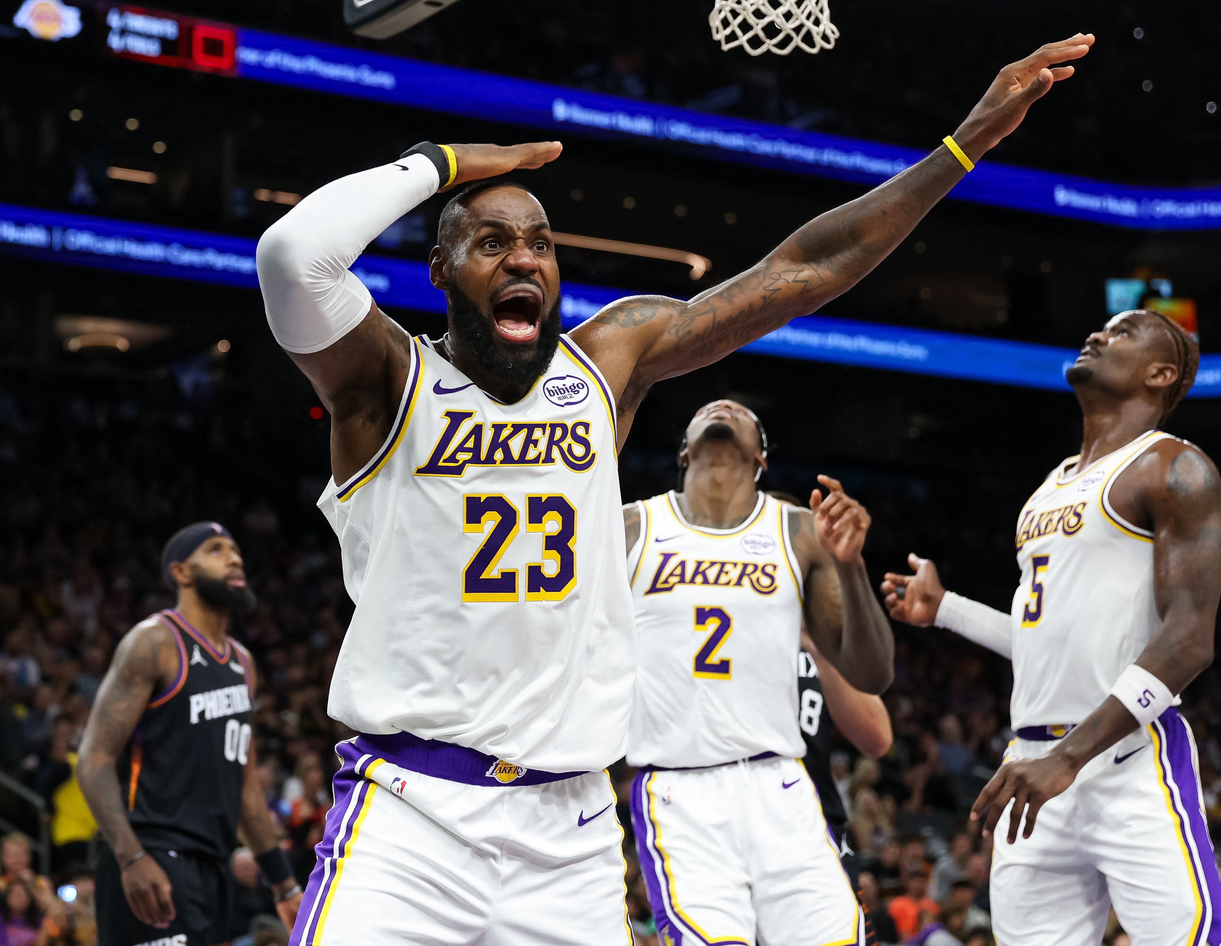 No boys allowed: Lakers sink Suns; Blazers survive Curry outburst