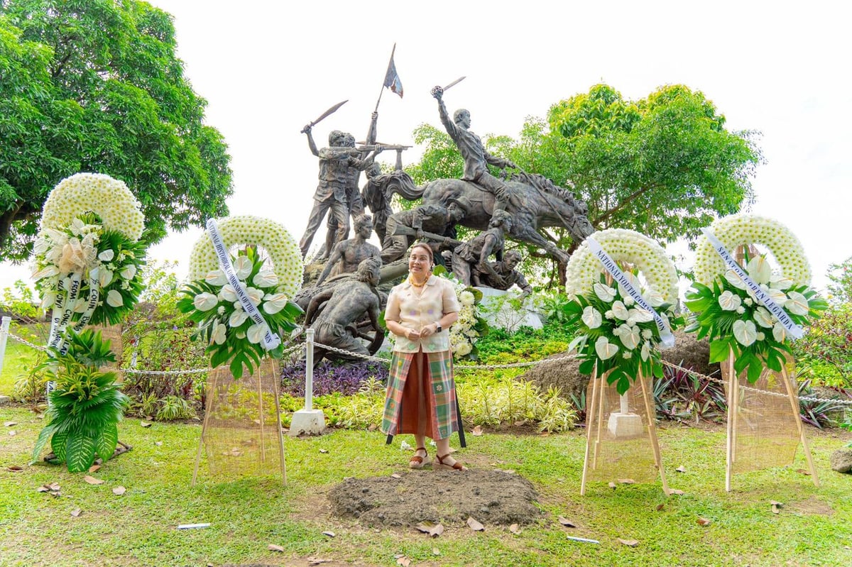 SENATOR Loren Legarda sa harap ng Emilio Jacinto monument,