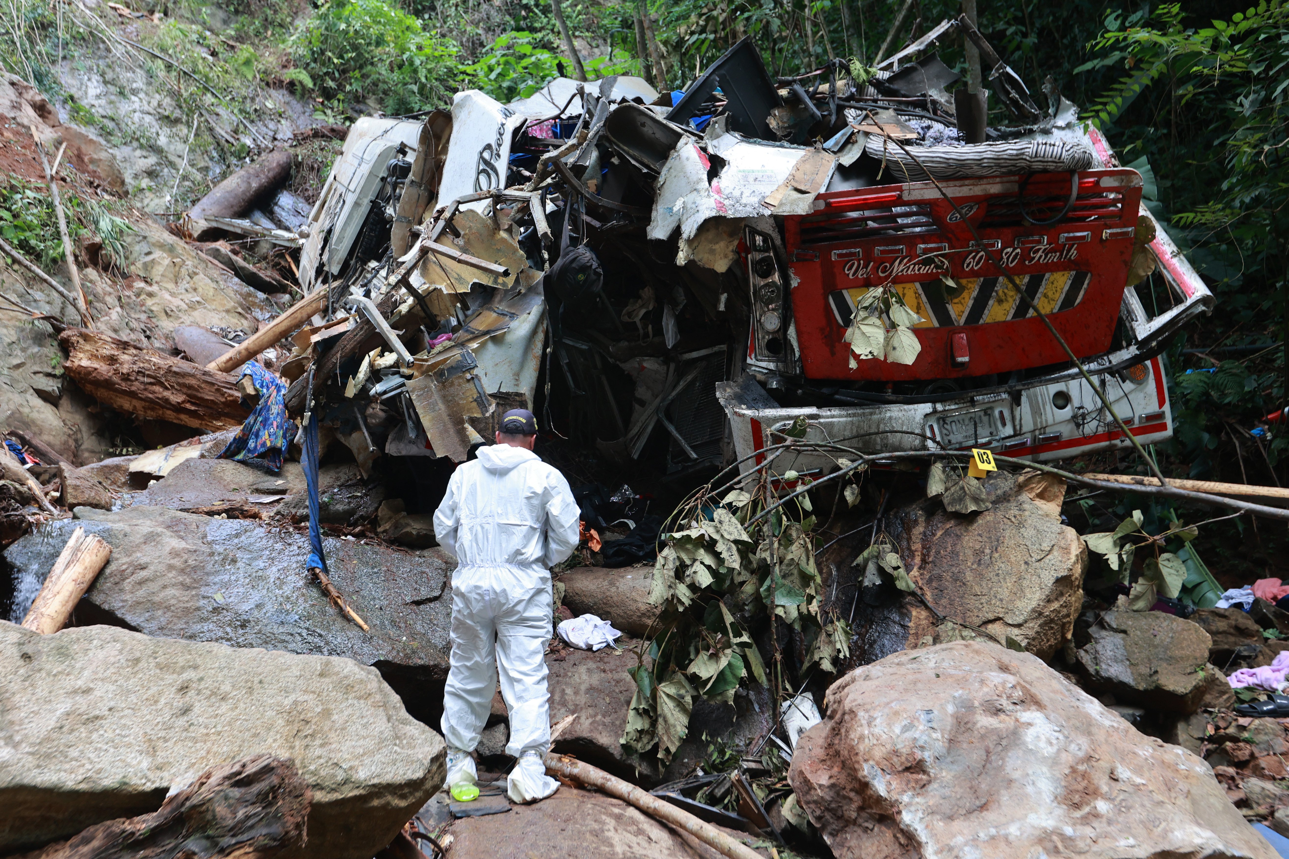 Bus bumagsak sa bangin sa Colombia, 17 nasawi