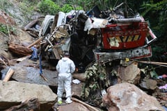 Bus bumagsak sa bangin sa Colombia, 17 nasawi