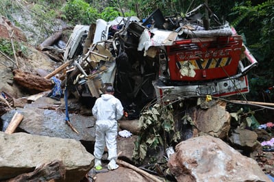 Bus bumagsak sa bangin sa Colombia, 17 nasawi