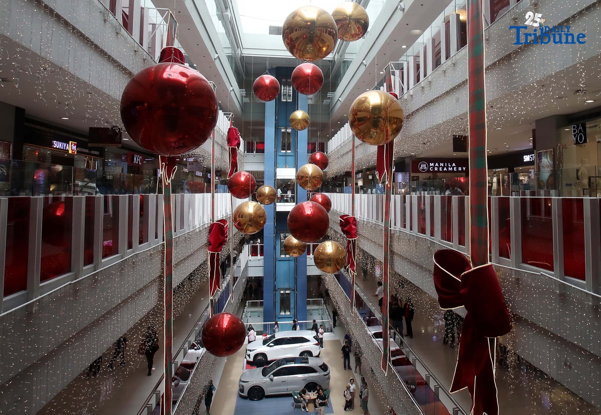 (December 16 2025) A colourful Christmas display seen at the Mall in Mandaluyong City, The Metropolitan Manila Development Authority (MMDA) reiterated its appeal to mall operators to avoid mall-wide sales to prevent worsening traffic congestion in the metropolis during the Christmas season. Photo/Analy Labor