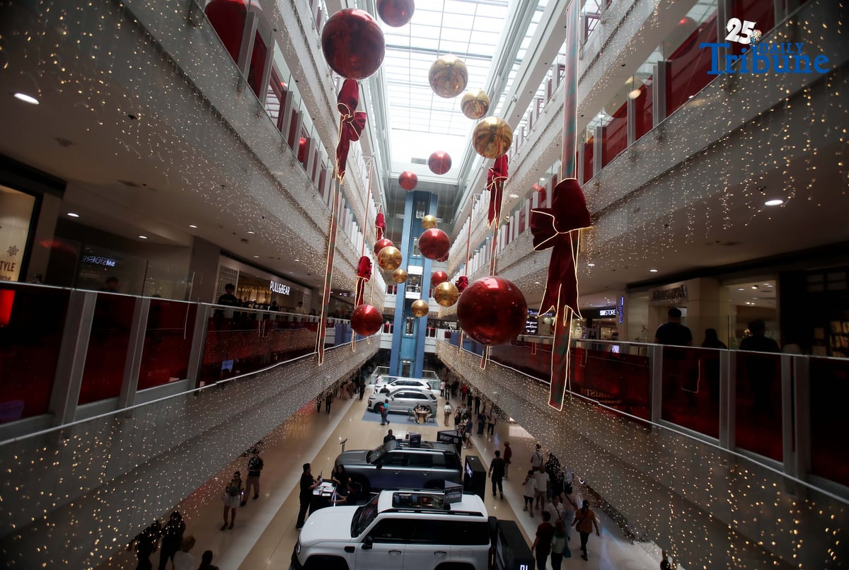 (December 16 2025) A colourful Christmas display seen at the Mall in Mandaluyong City, The Metropolitan Manila Development Authority (MMDA) reiterated its appeal to mall operators to avoid mall-wide sales to prevent worsening traffic congestion in the metropolis during the Christmas season. Photo/Analy Labor