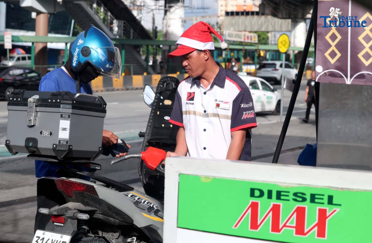 (December 16 2025) A gasoline attendant wearing a Santa Claus hat fills up vehicles of their customer at a gasoline station along EDSA in Cubao, Quezon City on Tuesday, December 16, 2025. Pump prices are set to adjust by oil companies starting Tuesday, with gasoline hike prices by P0.20 per liter, while diesel and kerosene prices will roll back by P0.20 per liter. Photo/Analy Labor