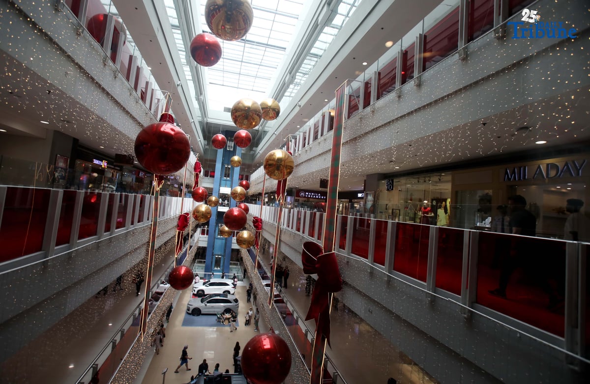 (December 16 2025) A colourful Christmas display seen at the Mall in Mandaluyong City, The Metropolitan Manila Development Authority (MMDA) reiterated its appeal to mall operators to avoid mall-wide sales to prevent worsening traffic congestion in the metropolis during the Christmas season. Photo/Analy Labor