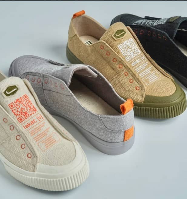 LAKAT Sustainable Sneakers is a Filipino brand founded by Mike and Banj Claparols that’s 100% made (1). Crafted by local weavers and shoemakers, LAKAT supports community livelihoods while reducing environmental impact.
