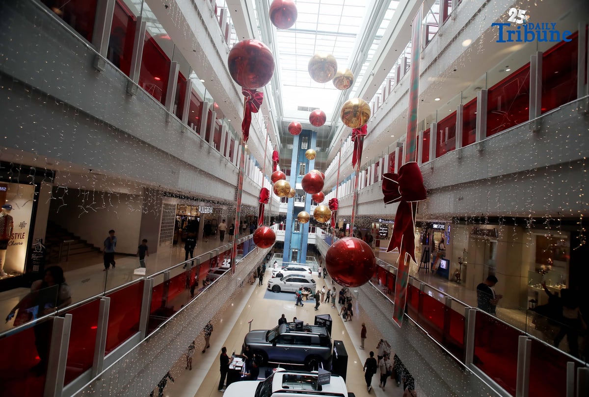 (December 16 2025) A colourful Christmas display seen at the Mall in Mandaluyong City, The Metropolitan Manila Development Authority (MMDA) reiterated its appeal to mall operators to avoid mall-wide sales to prevent worsening traffic congestion in the metropolis during the Christmas season. Photo/Analy Labor