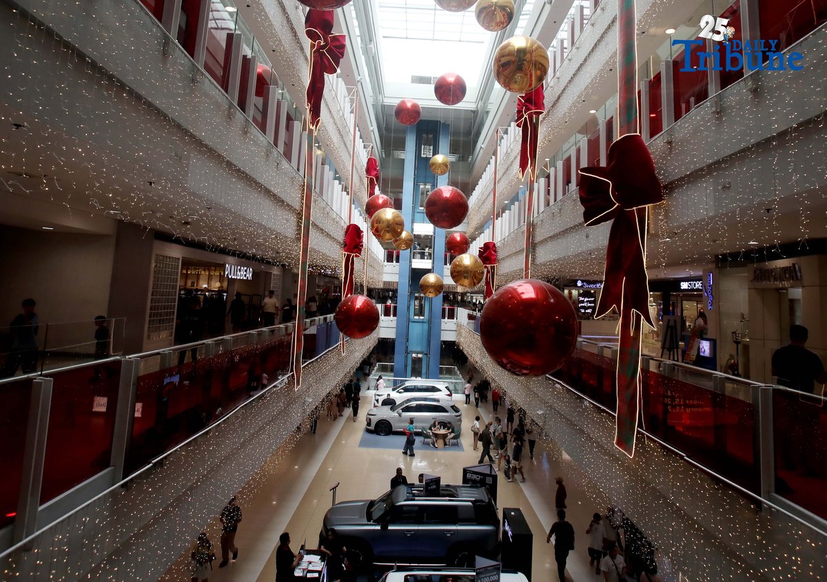 (December 16 2025) A colourful Christmas display seen at the Mall in Mandaluyong City, The Metropolitan Manila Development Authority (MMDA) reiterated its appeal to mall operators to avoid mall-wide sales to prevent worsening traffic congestion in the metropolis during the Christmas season. Photo/Analy Labor
