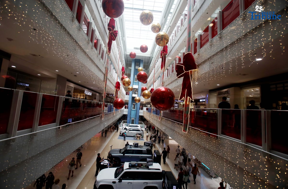 (December 16 2025) A colourful Christmas display seen at the Mall in Mandaluyong City, The Metropolitan Manila Development Authority (MMDA) reiterated its appeal to mall operators to avoid mall-wide sales to prevent worsening traffic congestion in the metropolis during the Christmas season. Photo/Analy Labor