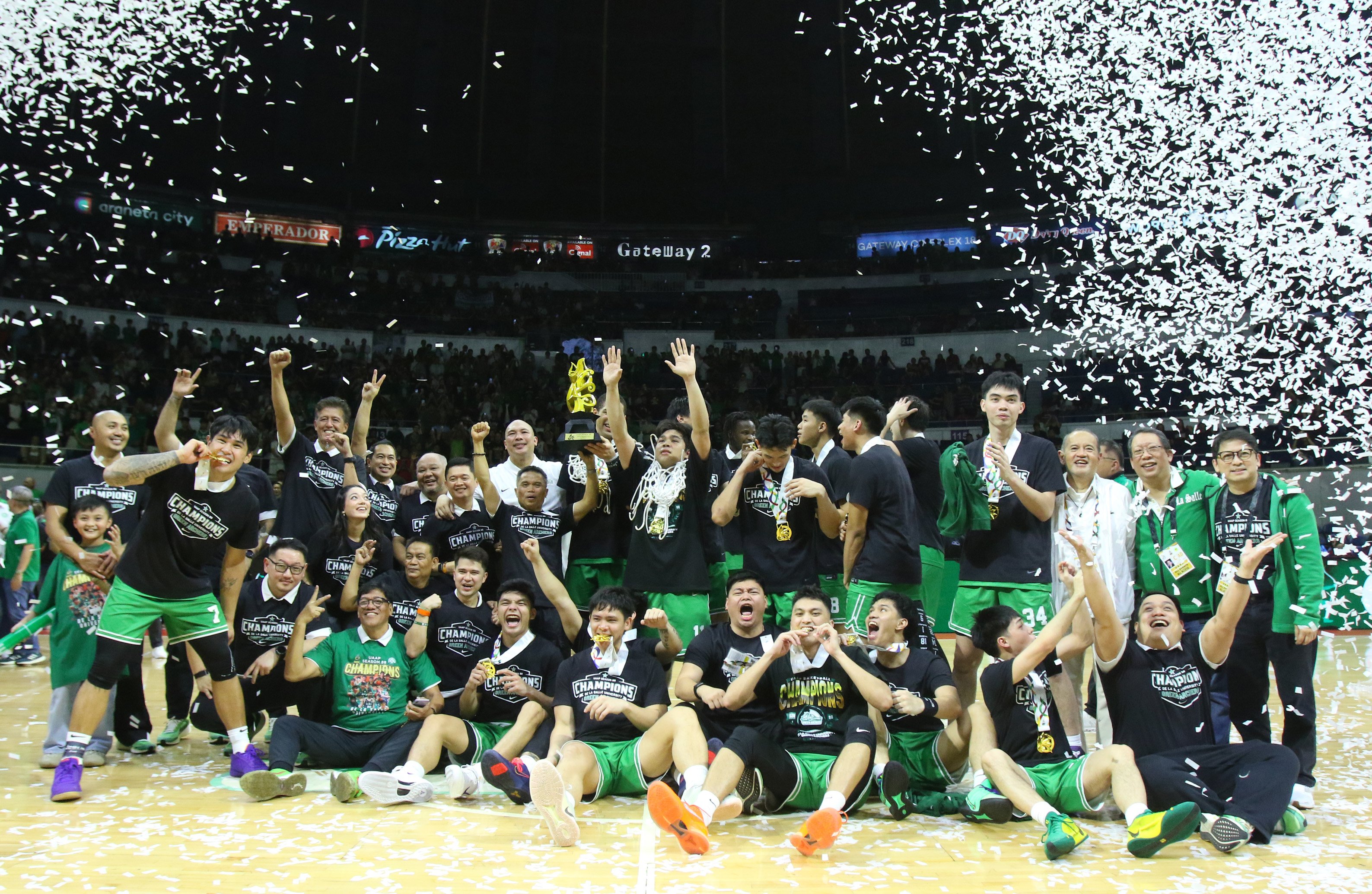 THE triumphant La Salle Green Archers celebrate their 80-72 win over UP in Game 3 to capture the UAAP Season 88 men’s basketball title on Wednesday at the Smart Araneta Coliseum.