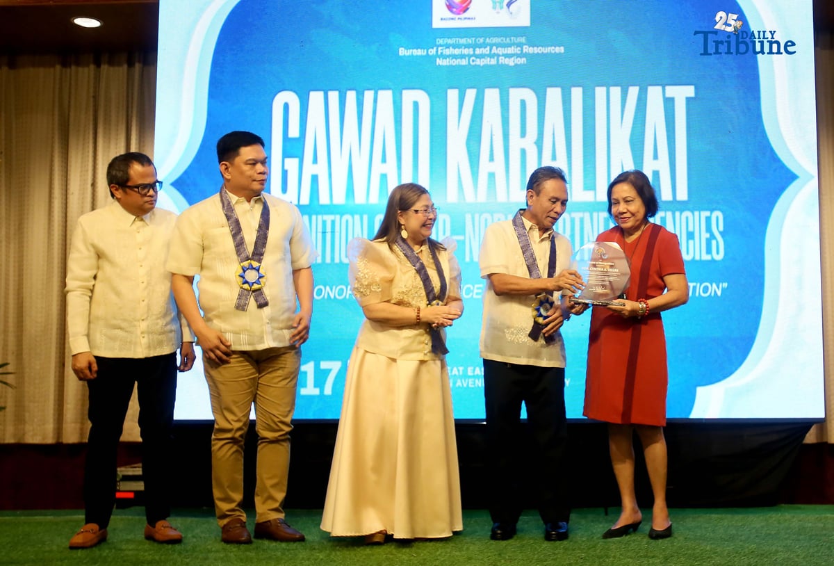 BFAR National Director Elizer Salilig, together with BFAR-NCR Regional Director Noemi Lanzuela and other officials, presents the award for visionary leadership to Villar Foundation Managing Director and former senator Cynthia Villar during the Gawad Kabalikat Recognition of BFAR-NCR partner agencies, themed “Honoring Excellence, Celebrating Collaboration,” in Quezon City on Wednesday, December 17, 2025. Villar underscored the importance of protecting the environment and fisheries through public-private collaboration to restore vital ecosystems and advance environmental legislation.