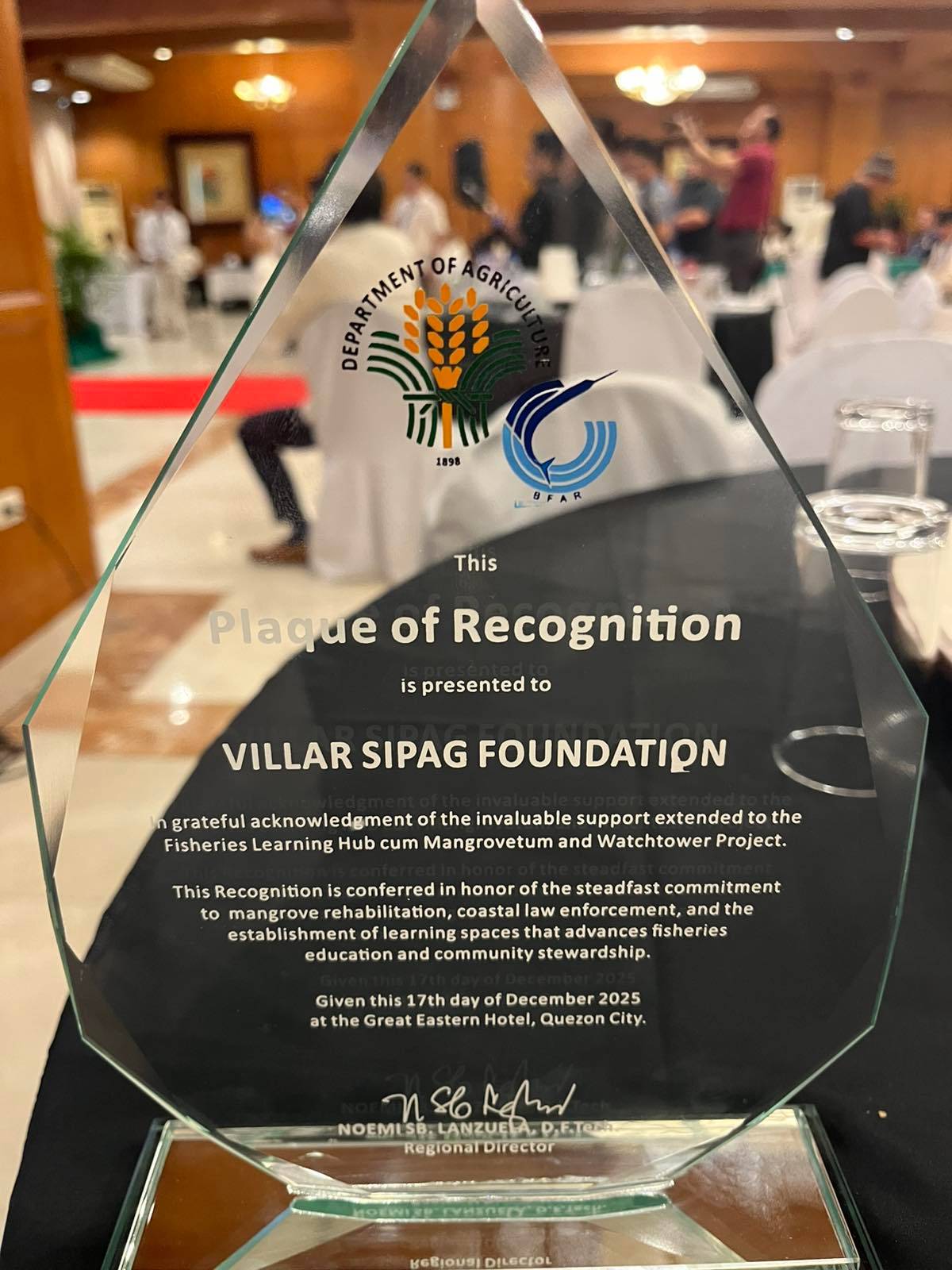 The Villar Sipag Foundation receives a Plaque of Recognition from the Department of Agriculture and the Bureau of Fisheries and Aquatic Resources (BFAR) in grateful acknowledgment of its support for the Fisheries Learning Hub cum Mangrovetum and Watchtower Project.