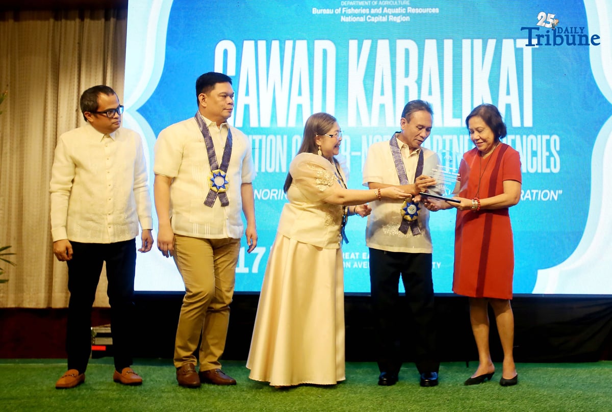 BFAR National Director Elizer Salilig, together with BFAR-NCR Regional Director Noemi Lanzuela and other officials, presents the award for visionary leadership to Villar Foundation Managing Director and former senator Cynthia Villar during the Gawad Kabalikat Recognition of BFAR-NCR partner agencies, themed “Honoring Excellence, Celebrating Collaboration,” in Quezon City on Wednesday, December 17, 2025. Villar underscored the importance of protecting the environment and fisheries through public-private collaboration to restore vital ecosystems and advance environmental legislation.