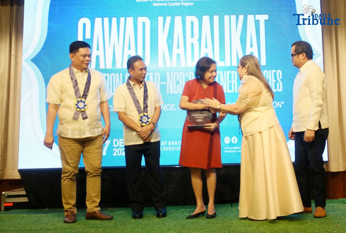BFAR National Director Elizer Salilig, together with BFAR-NCR Regional Director Noemi Lanzuela and other officials, presents the award for visionary leadership to Villar Foundation Managing Director and former senator Cynthia Villar during the Gawad Kabalikat Recognition of BFAR-NCR partner agencies, themed “Honoring Excellence, Celebrating Collaboration,” in Quezon City on Wednesday, December 17, 2025. Villar underscored the importance of protecting the environment and fisheries through public-private collaboration to restore vital ecosystems and advance environmental legislation.
