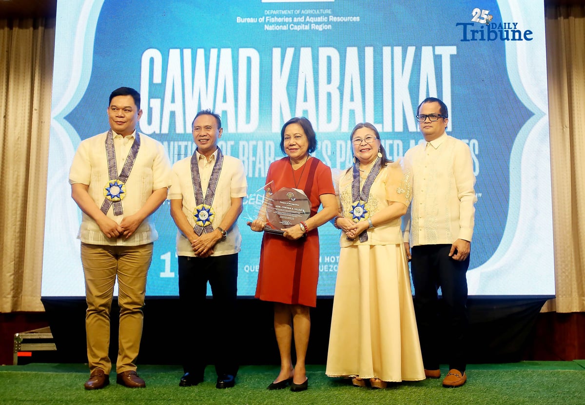 BFAR National Director Elizer Salilig, together with BFAR-NCR Regional Director Noemi Lanzuela and other officials, presents the award for visionary leadership to Villar Foundation Managing Director and former senator Cynthia Villar during the Gawad Kabalikat Recognition of BFAR-NCR partner agencies, themed “Honoring Excellence, Celebrating Collaboration,” in Quezon City on Wednesday, December 17, 2025. Villar underscored the importance of protecting the environment and fisheries through public-private collaboration to restore vital ecosystems and advance environmental legislation.