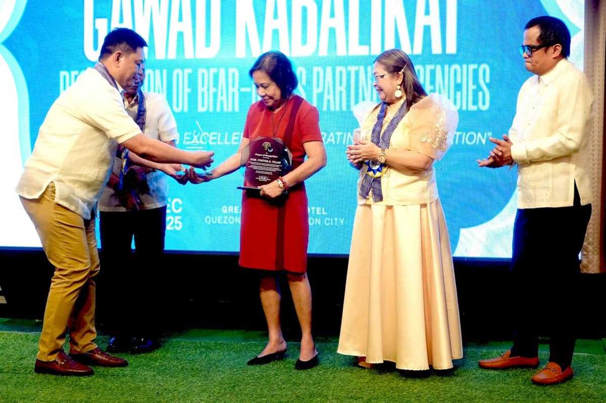 Former Senator Cynthia Villar and the Villar Foundation were honored for their unwavering support of BFAR programs during a ceremony held in Quezon City on Wednesday, 17 December.