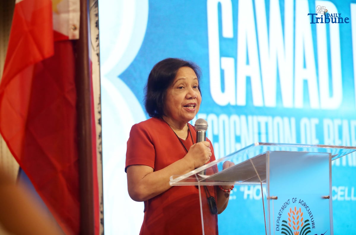 BFAR National Director Elizer Salilig, together with BFAR-NCR Regional Director Noemi Lanzuela and other officials, presents the award for visionary leadership to Villar Foundation Managing Director and former senator Cynthia Villar during the Gawad Kabalikat Recognition of BFAR-NCR partner agencies, themed “Honoring Excellence, Celebrating Collaboration,” in Quezon City on Wednesday, December 17, 2025. Villar underscored the importance of protecting the environment and fisheries through public-private collaboration to restore vital ecosystems and advance environmental legislation.