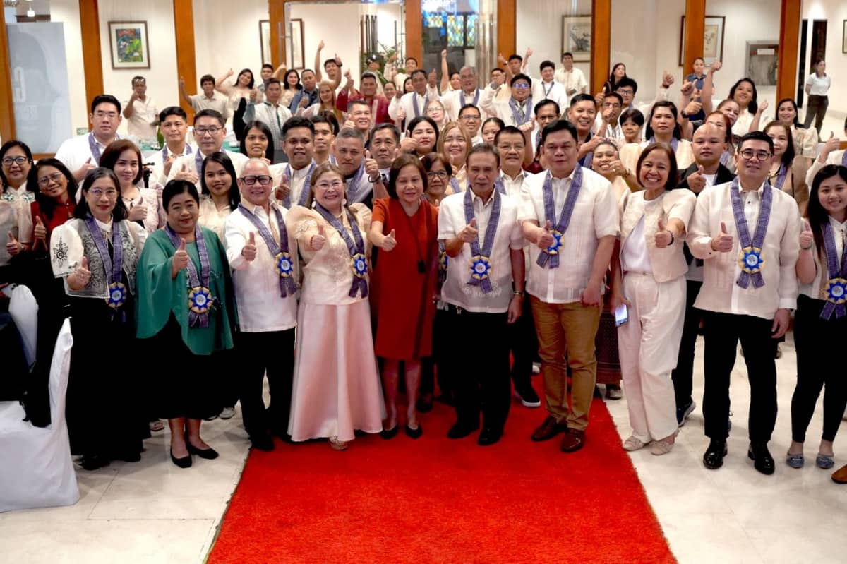 Former Senator Cynthia Villar and the Villar Foundation were honored for their unwavering support of BFAR programs during a ceremony held in Quezon City on Wednesday, 17 December.