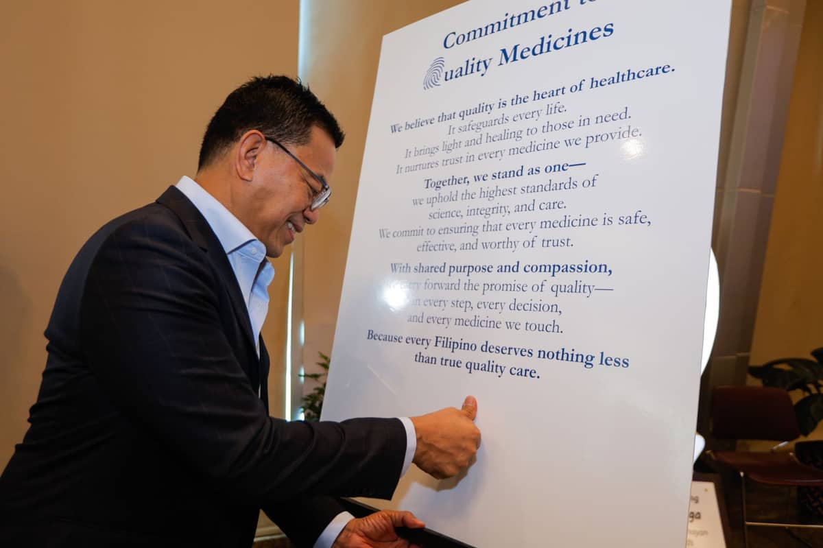 Unilab, Inc. President and CEO Sebastian Frederick F. Baquiran puts his thumbprint on the “Commitment to Quality Medicines.” Earlier that day, PMA President Dr. Hector M. Santos, Jr. led attendees in reciting this commitment statement.
