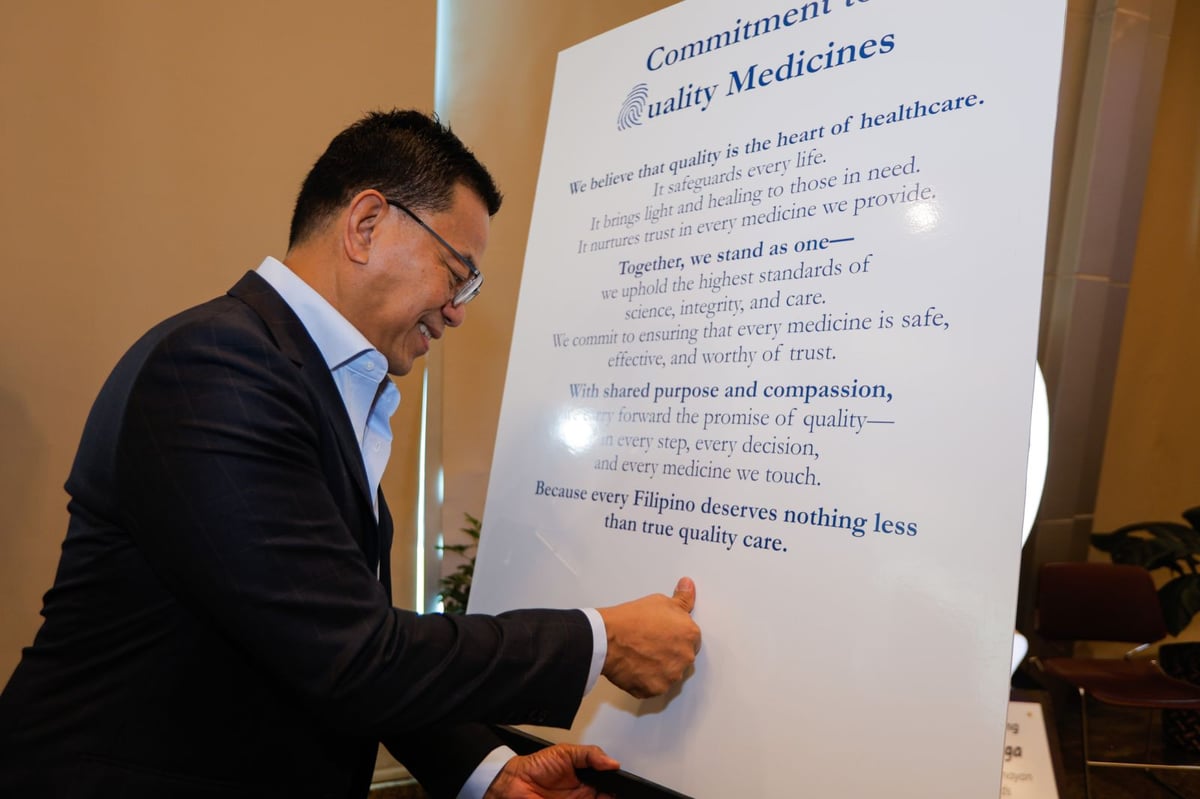 Unilab, Inc. President and CEO Sebastian Frederick F. Baquiran puts his thumbprint on the “Commitment to Quality Medicines.” Earlier that day, PMA President Dr. Hector M. Santos, Jr. led attendees in reciting this commitment statement.