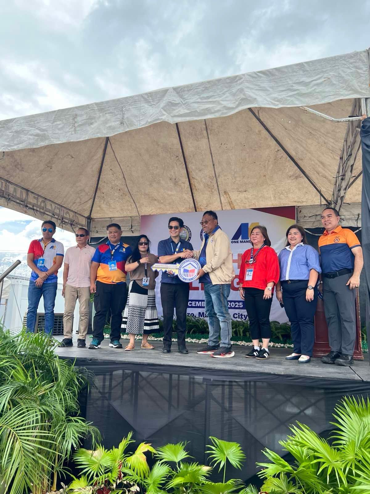 DHSUD turns over modular shelters to Mandaue City