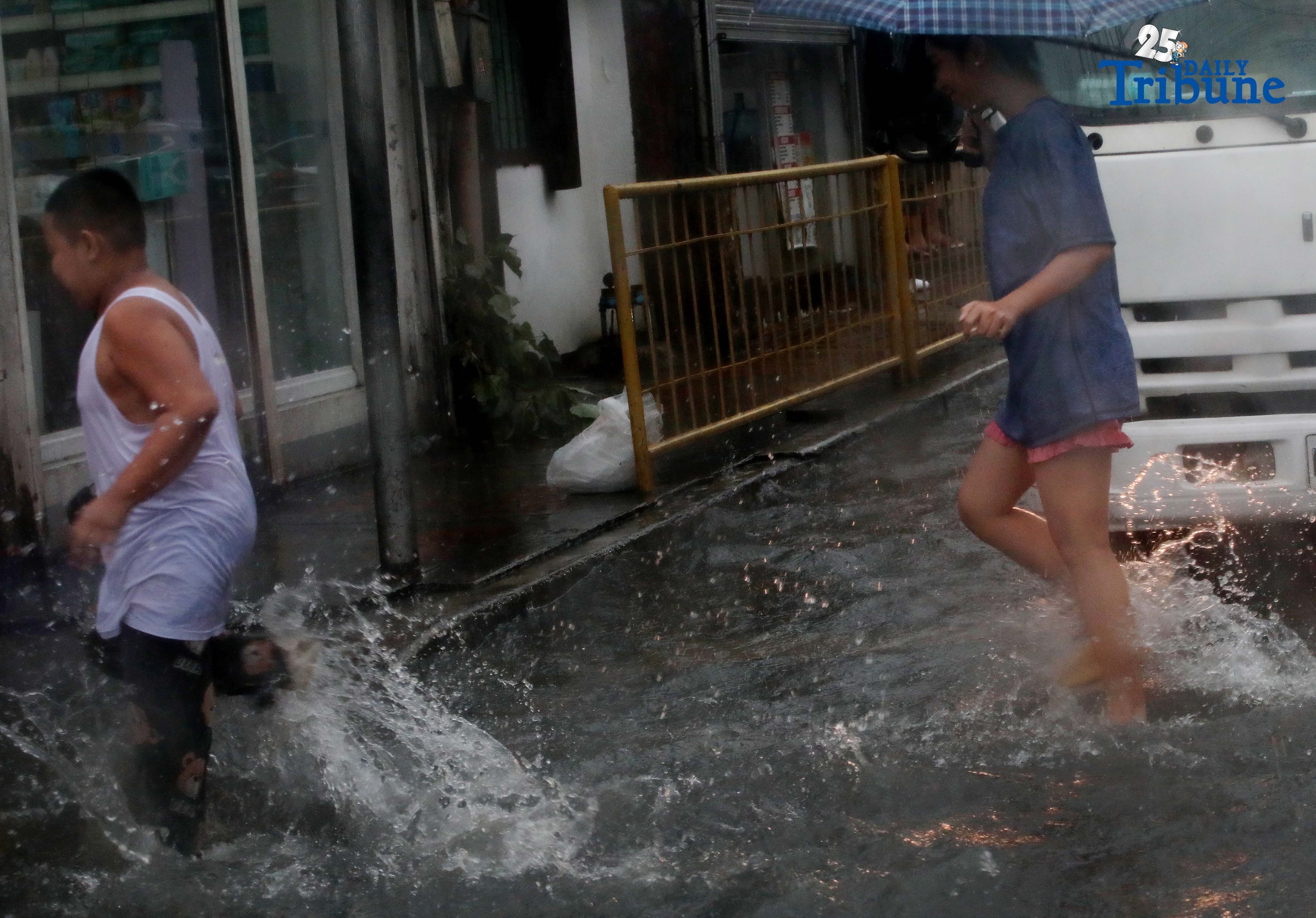 Heavy downpour causes minor flooding in Quezon City