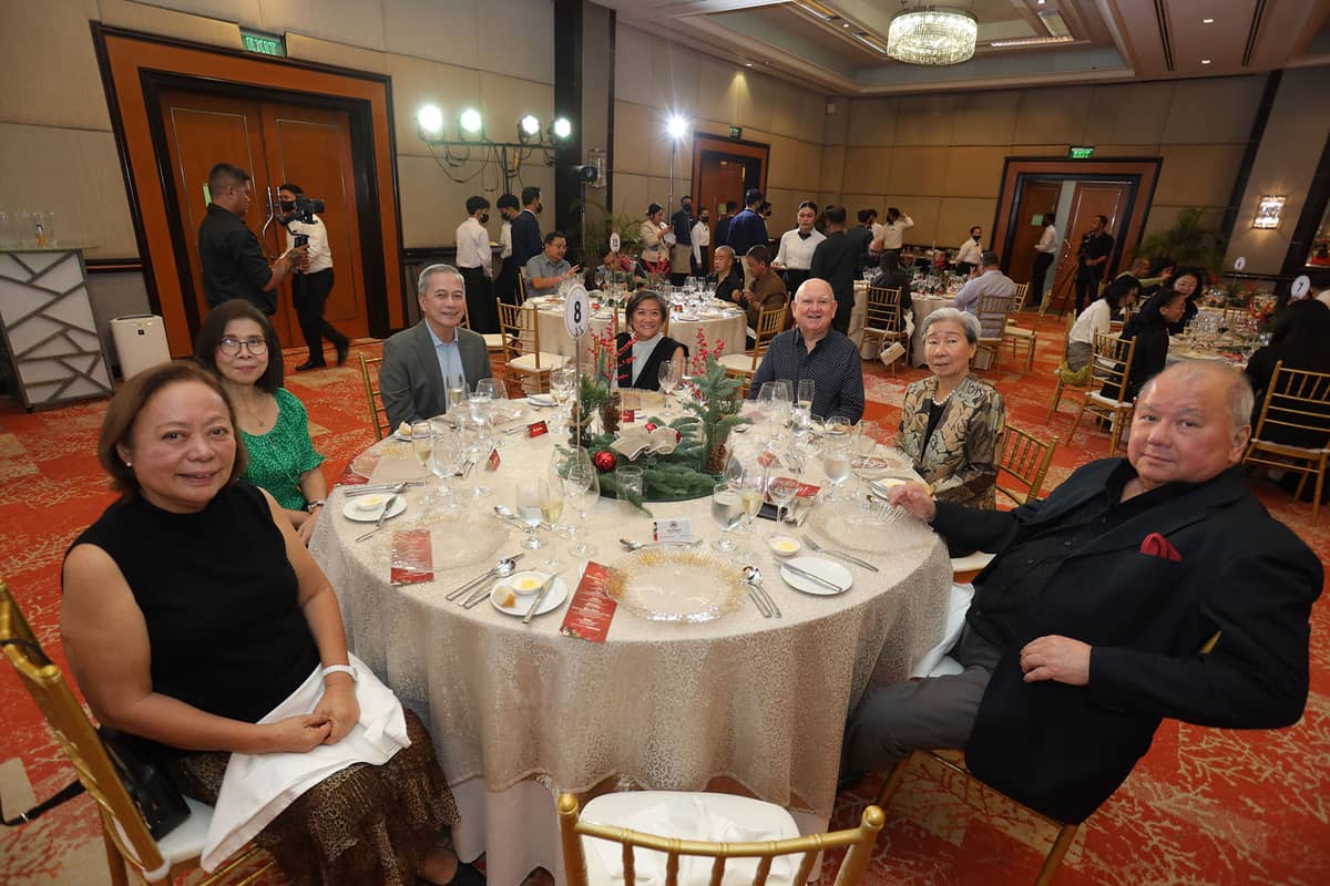 TABLE of friends From left: Bernie Abella, Lilian Barco, Nes Jardin, Tess Rances, Edu Jarque, Doreen Yu, and Bob Zozobrado