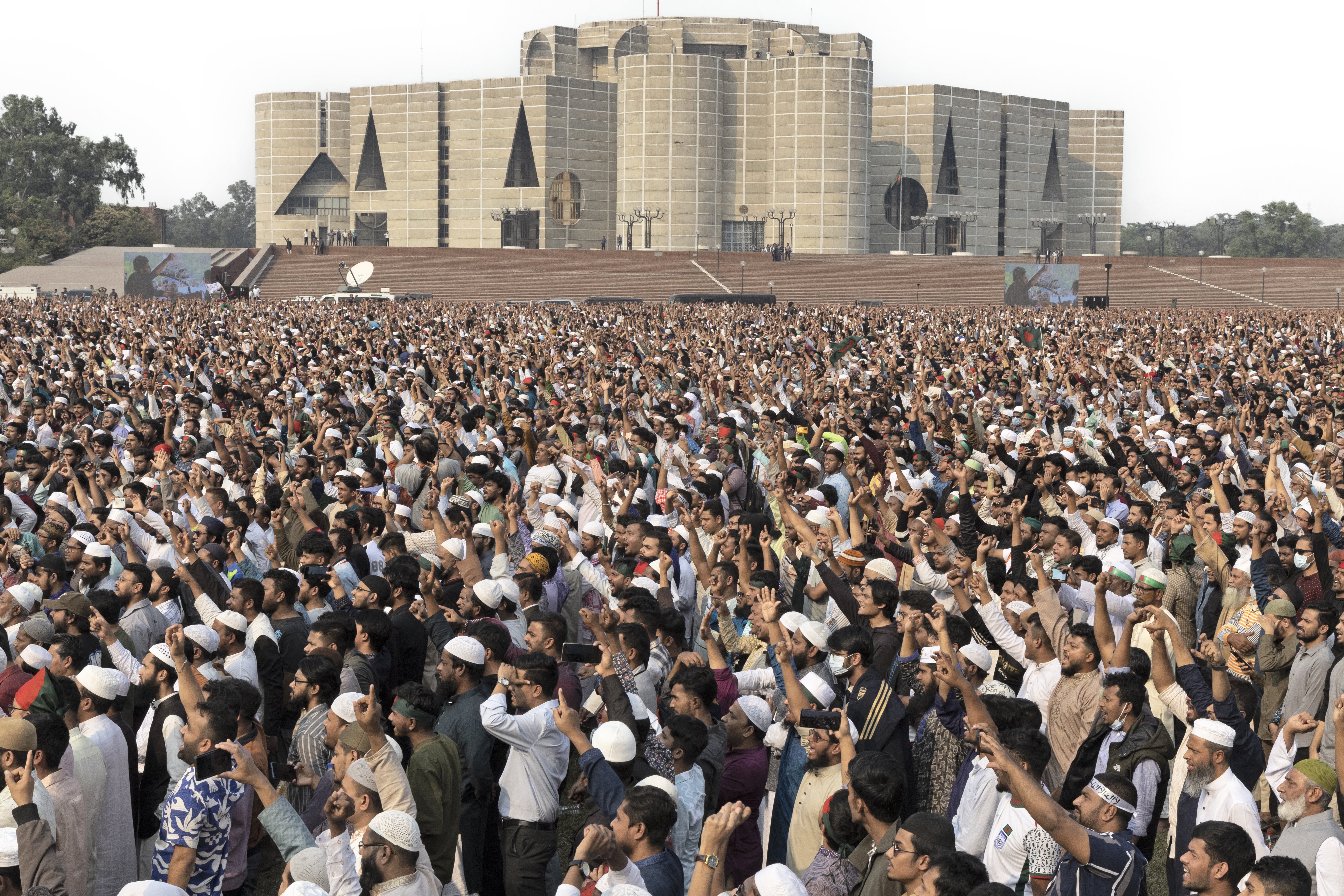 Mourners mob slain student leader’s funeral