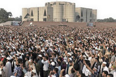 Mourners mob slain student leader’s funeral