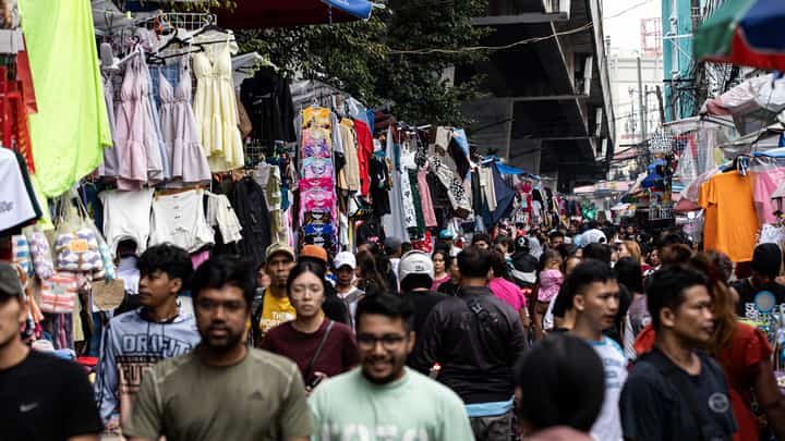 SHOPPERS flocked to Baclaran Market to look for holiday gifts ahead of Christmas on Sunday, 21 December 2025.