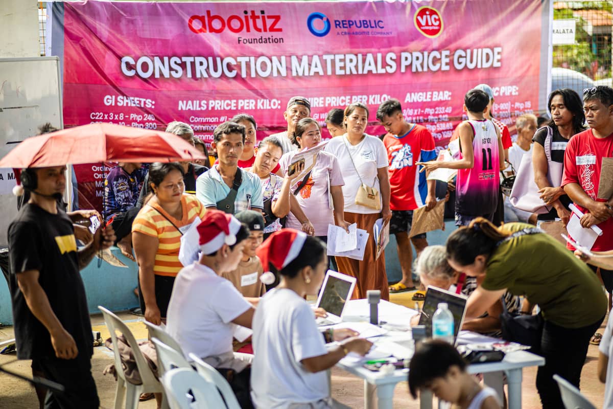 LILOAN residents claim their assistance from Aboitiz volunteers. The total support of Aboitiz Foundation for the municipality has reached P8.5 million to date.