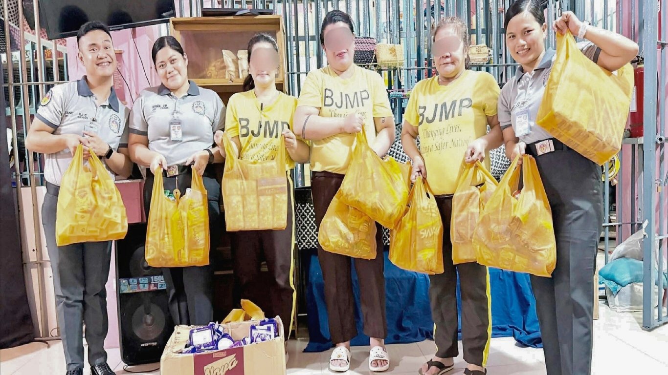 Solaire Cares gives away gifts to Cavite folks, PDLs