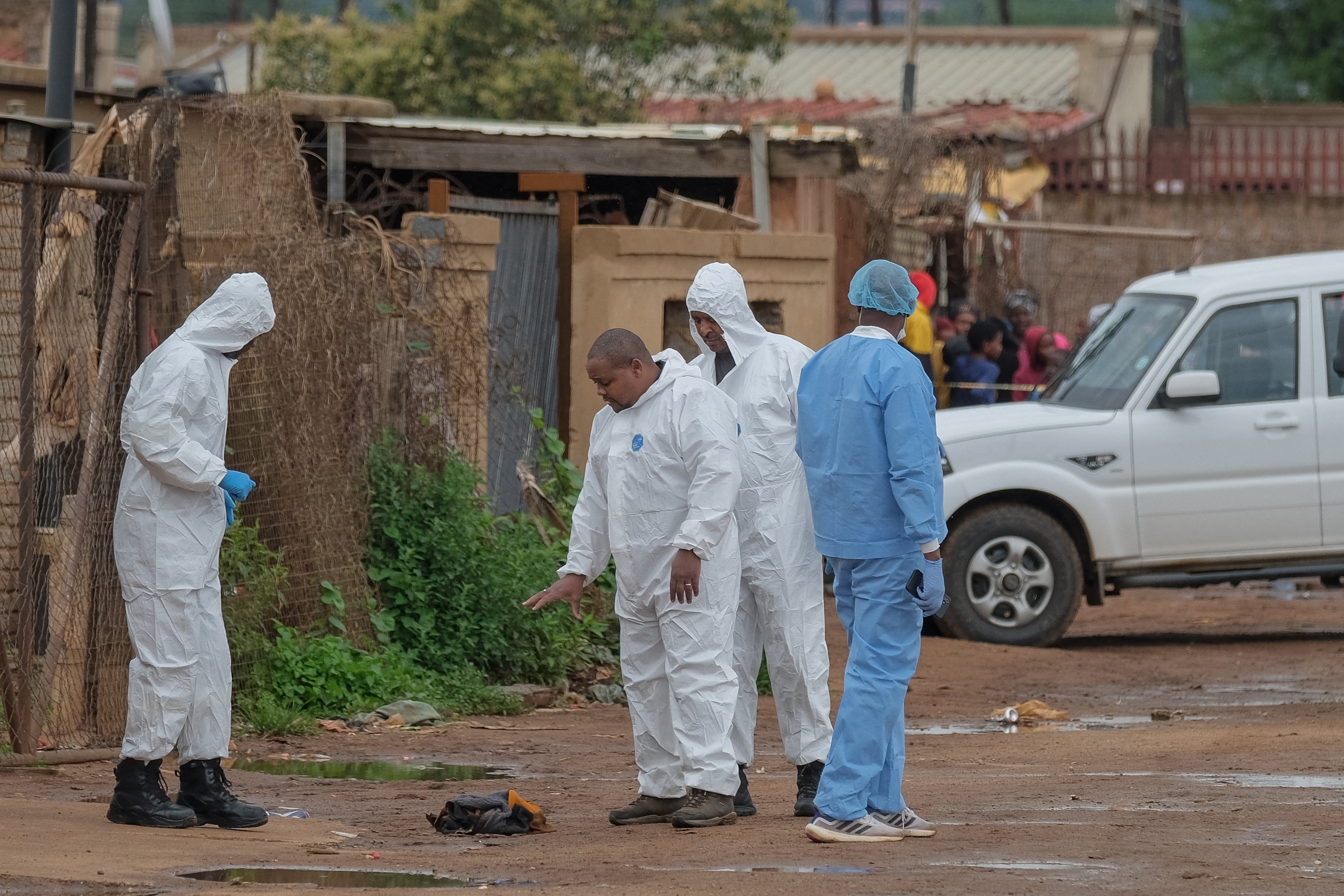 Gunmen kill 9, wound 10 in bar 