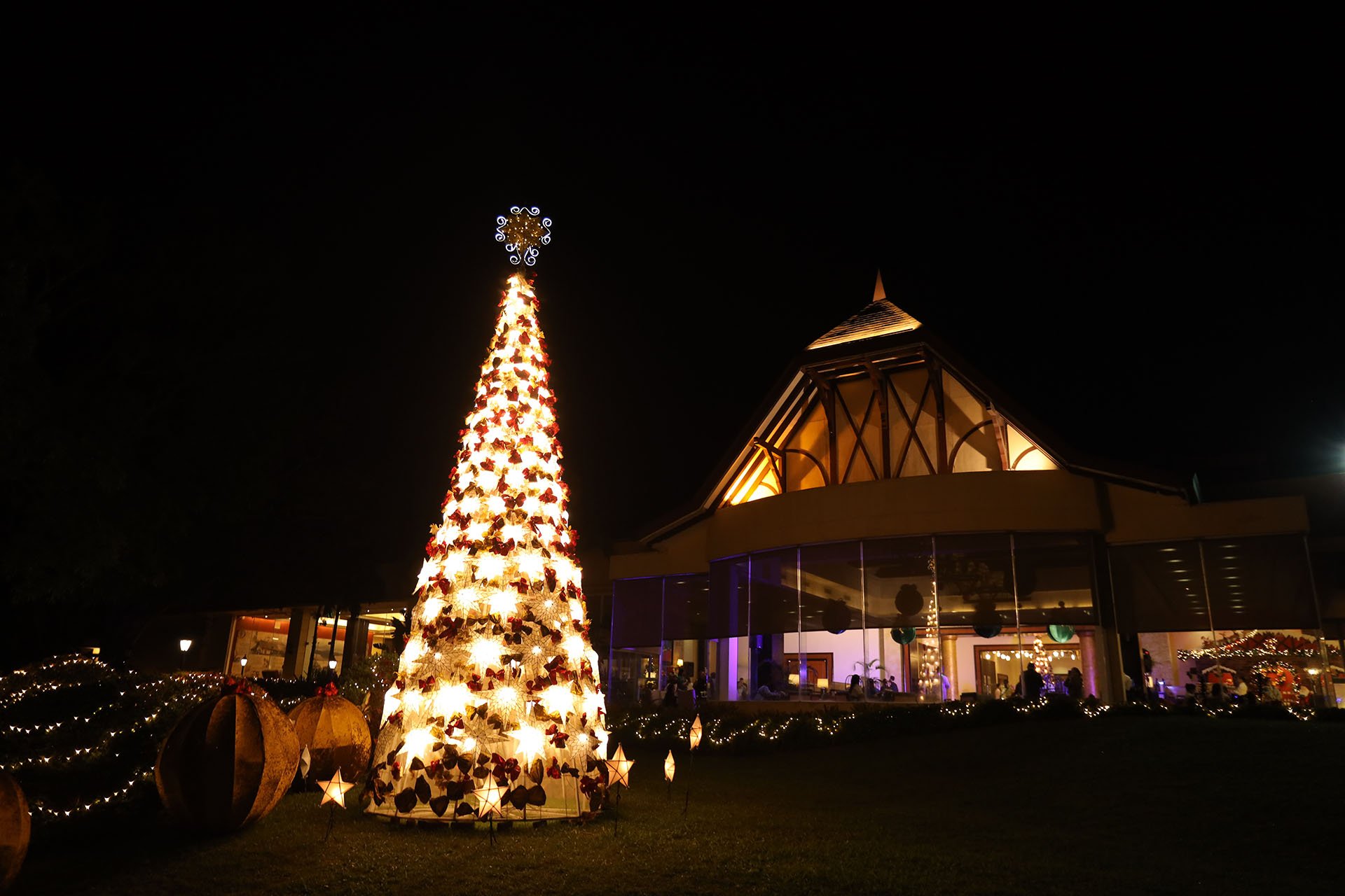 Pampanga artisan-crafted Christmas tree lights up TAGAYTAY