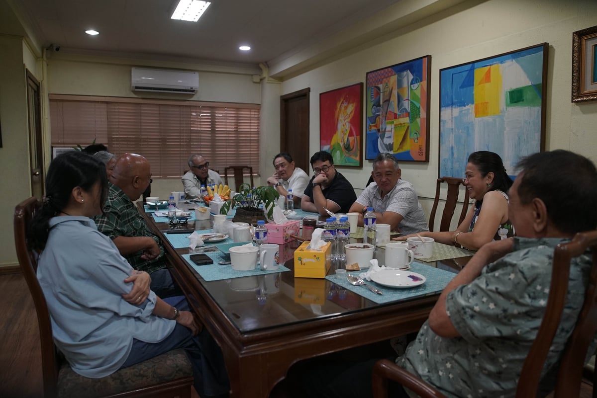DAILY Tribune President Willie Fernandez (right) and executive vice president Bettina Fernandez (second from right) lead the newsroom’s editors in a roundtable discussion with Social Security System President Robert de Claro (fifth from right) and SSS Commissioner Alvin Limlingan (fourth from right), focusing on the management of the pension fund.