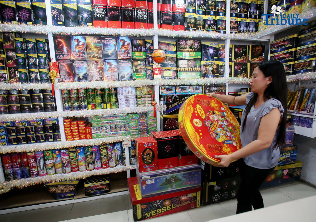 (December 22 2025) Fireworks enthusiasts started buying at fireworks shops in Bocaue, Bulacan on Monday, December 22, 2025, days before Christmas and New Years celebration. Photo/Analy Labor