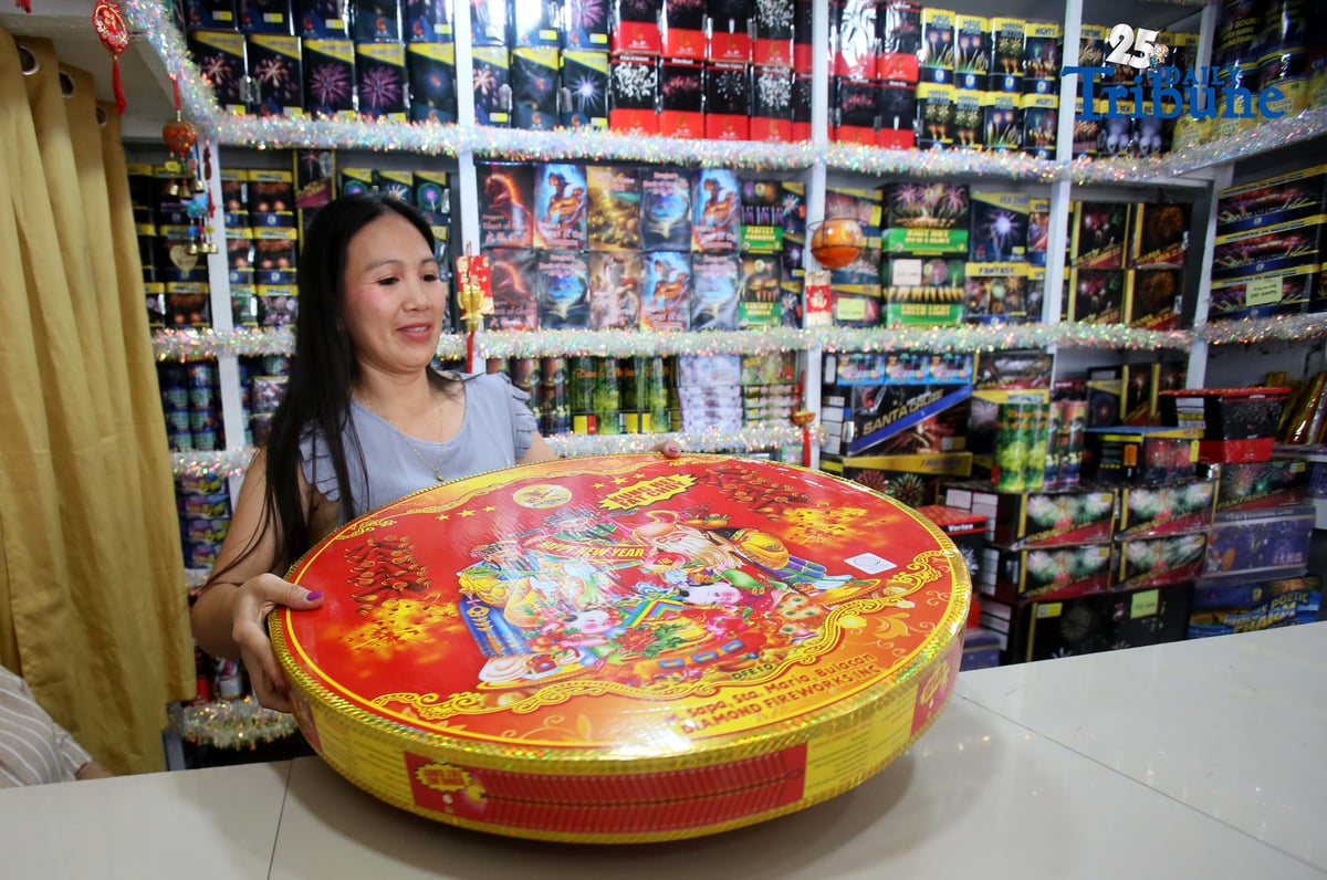 (December 22 2025) Fireworks enthusiasts started buying at fireworks shops in Bocaue, Bulacan on Monday, December 22, 2025, days before Christmas and New Years celebration. Photo/Analy Labor