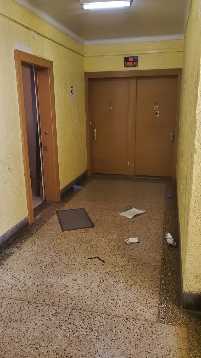Ang labas ng apartment kung saan naganap ang barilan.
