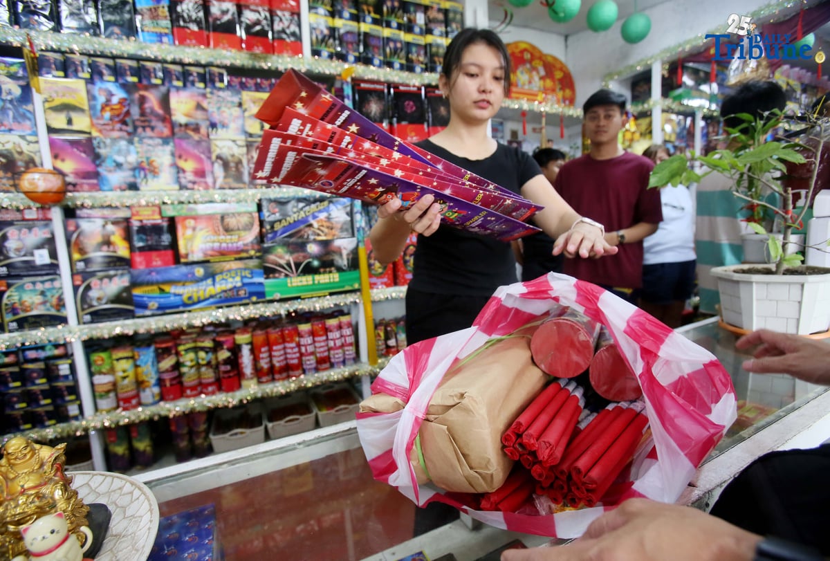 (December 22 2025) Fireworks enthusiasts started buying at fireworks shops in Bocaue, Bulacan on Monday, December 22, 2025, days before Christmas and New Years celebration. Photo/Analy Labor