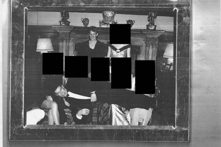 Makikita sa larawang ang prinsipe ng UK at nakababatang kapatid ng kasalukiuyang hari, si Prince Andrew, na nakahiga sa mga kandungan ng hindi kilalang mga babae, kasama si Ghislaine Maxwell (nakatayo) na kasabwat ni Jeffrey Epstein sa sex trafficking.
