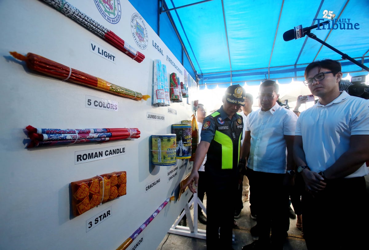 (December 22 2025) Acting PNP Chief PLt. Gen. Jose Melencio Nartatez Jr. with Bulacan Governor Daniel R. Fernando show the legal kinds of firecrackers during the ocular join inspection at fireworks shops at Bocaue, Bulacan a fireworks capital of the Philippines on Monday, December 22, 2025. Photo/Analy Labor
