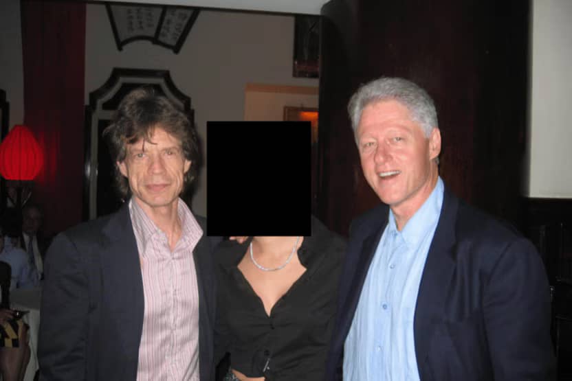 Mula kaliwa: Musikerong si Mick Jagger, kasama ang isang hindi kilalang babae, at dating pangulo na si Bill Clinton.
