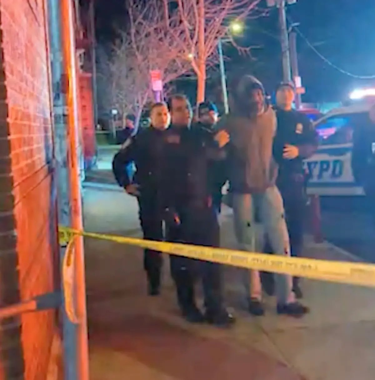 HAWAK ng mga pulis ang ama ng lalaking binaril ng NYPD matapos nitong hindi sumunod na bitawan ang cutter,