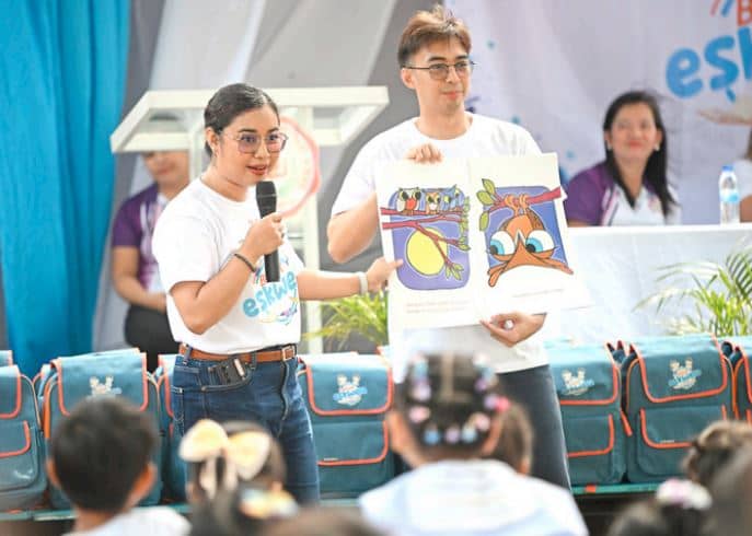 MERALCO employee Aaron Sandoval (center) said he is proud to be a part of the backto-school campaign for public school children.